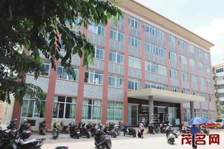 xingkong.com|洛阳爱心企业冒雨赠书山区校园建起爱心书屋(图3) 星空体育官网