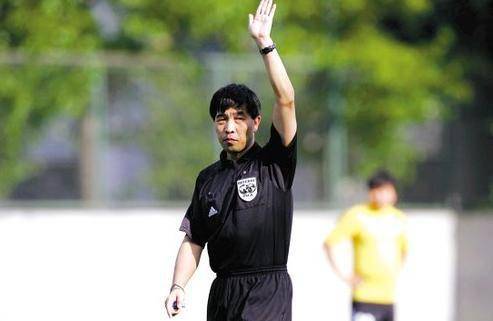 xingkong.com_
陆俊本应成为中国足坛最佳裁判 却受贿沦为黑哨 他现在怎样了?(图1) xingkong.com_
陆俊本应成为中国足坛最佳裁判 却受贿沦为黑哨 他现在怎样了?(图1)