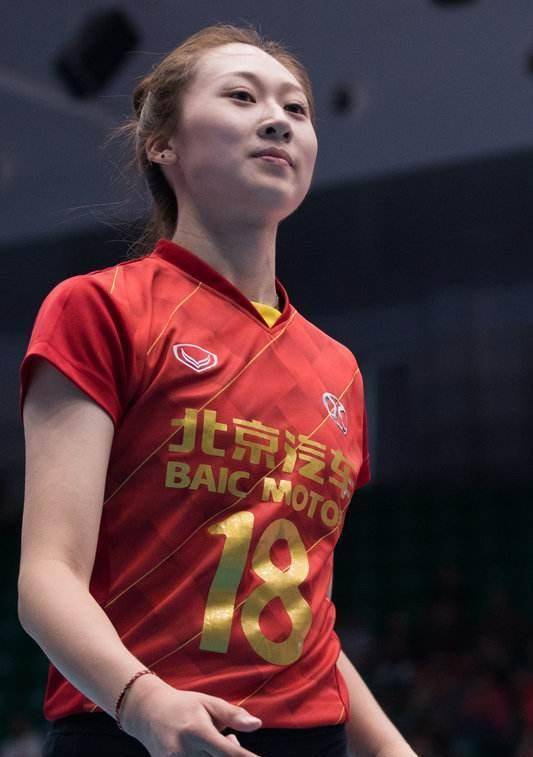 
她被誉为中国排球女神 小蛮腰纹身很精致 因网络暴力选择退役_星空官网登录(图2)